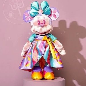 Minnie Mouse The Main Attraction it’s a small world Plush April 4/12